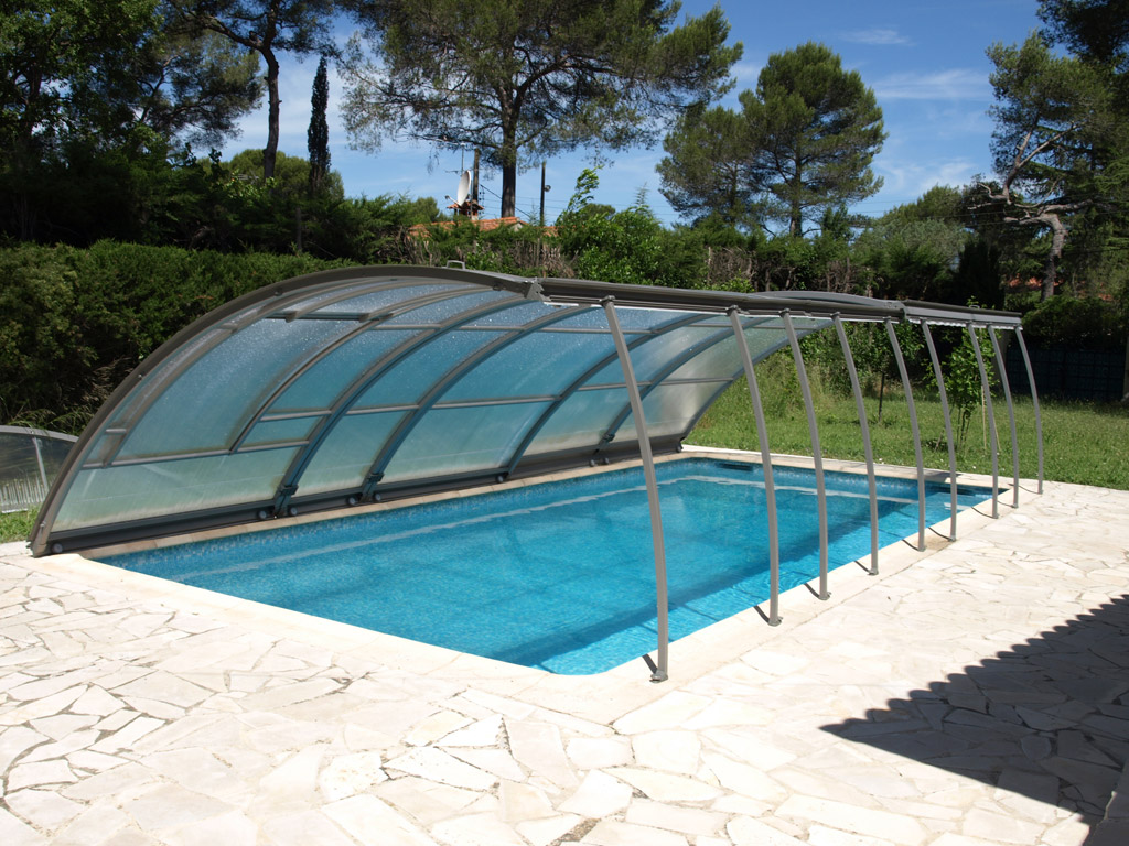 Un abri piscine pour protéger son bassin : kit télescopique pratique ! -  France Abris