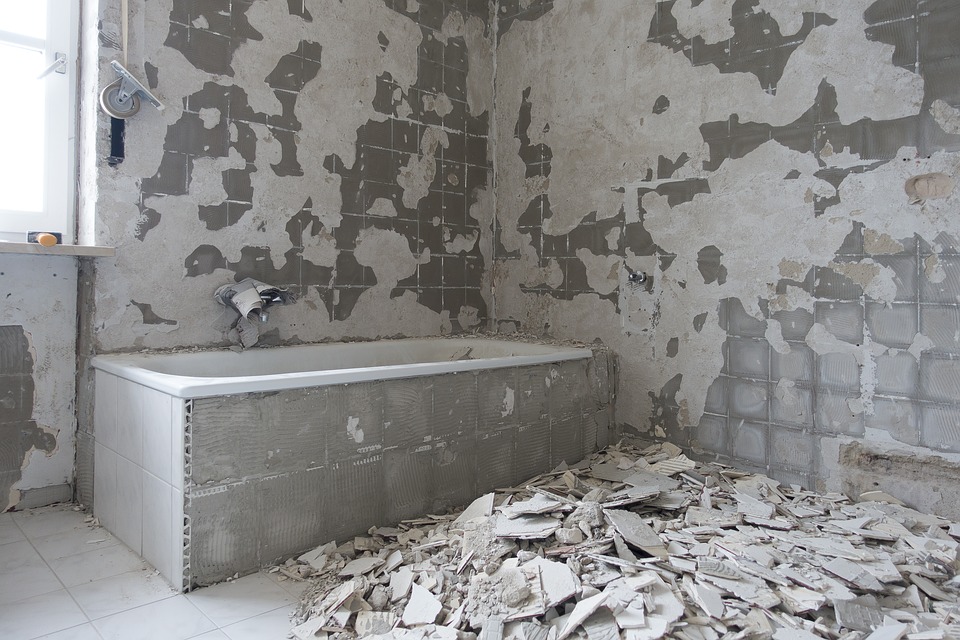 Murs de salle de bain mal rénovés, cassés. 